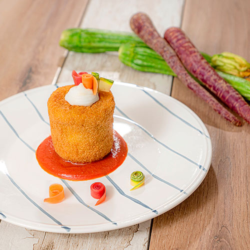 Arancino a bicchiere con straccoveg e nastri di carote e zucchine